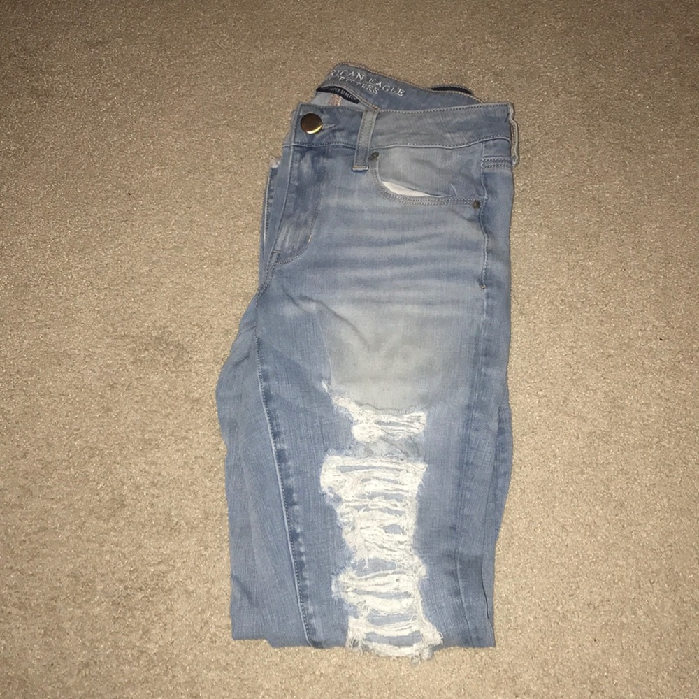 Light-wash, ripped Jeans - Picture 3 of 8